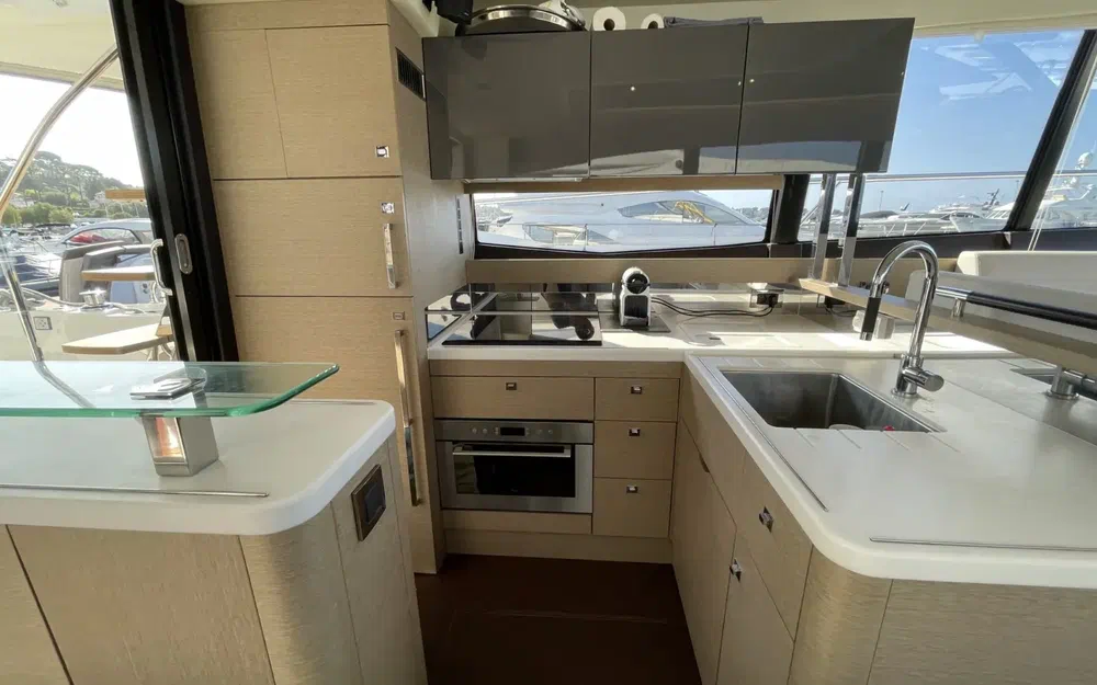 slider 18 Prestige Yachts 560 S