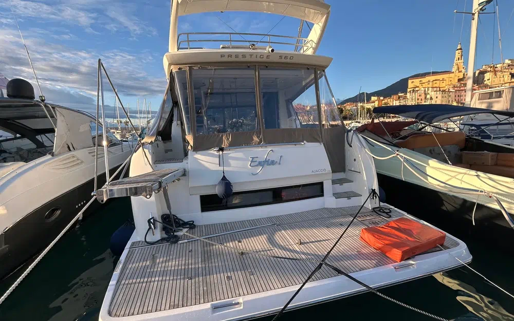 slider 2 Prestige Yachts 560 S