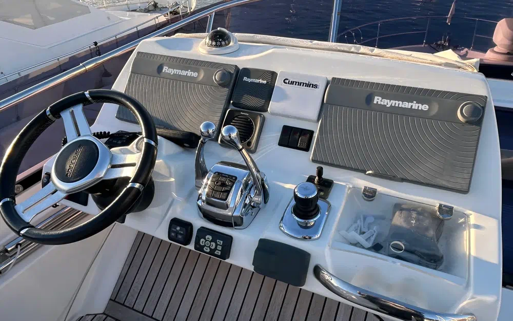 slider 8 Prestige Yachts 560 S