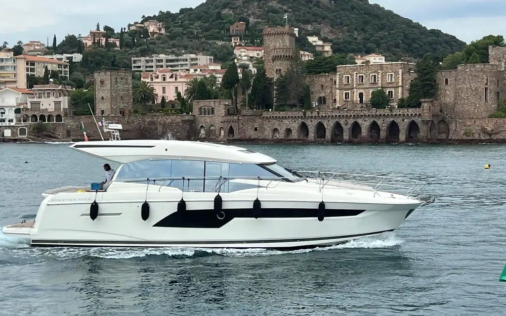 slider 1 Prestige Yachts 520 S