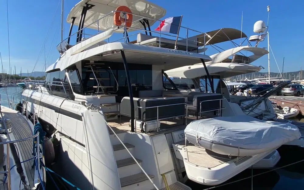 slider 0 Prestige Yachts M48