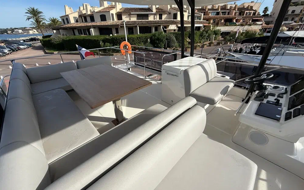 slider 16 Prestige Yachts M48