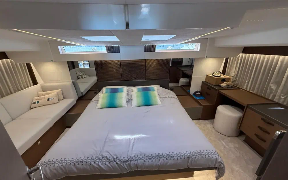 slider 1 Prestige Yachts M48