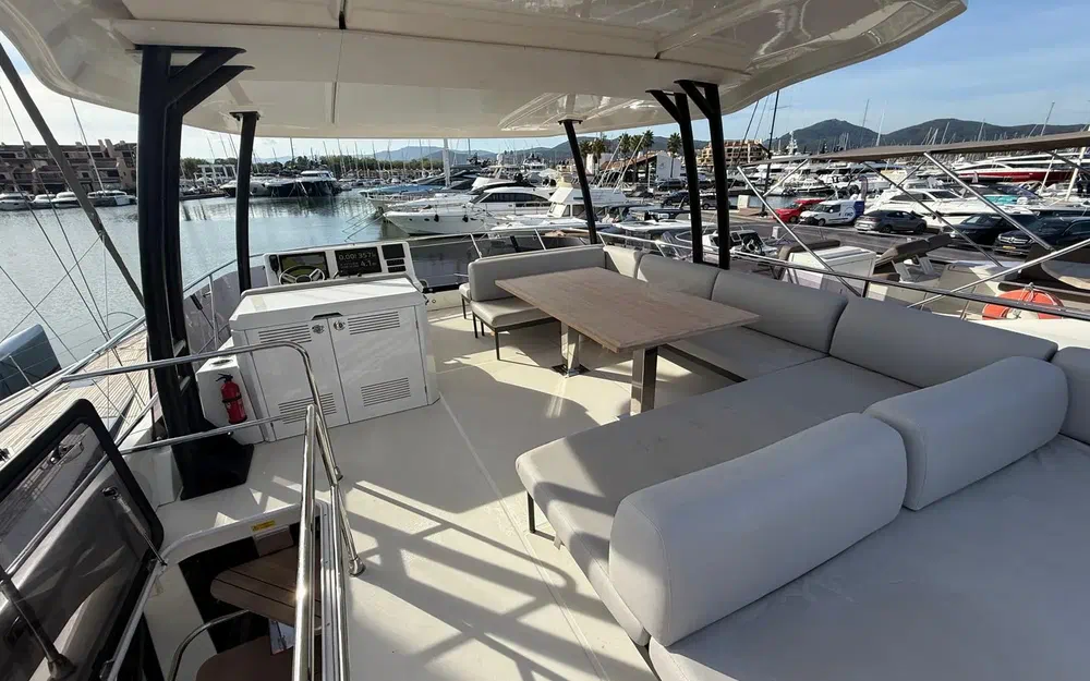 slider 2 Prestige Yachts M48