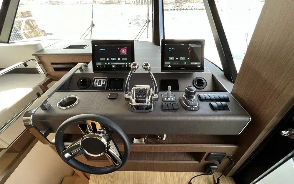 slider 19 Prestige Yachts X60