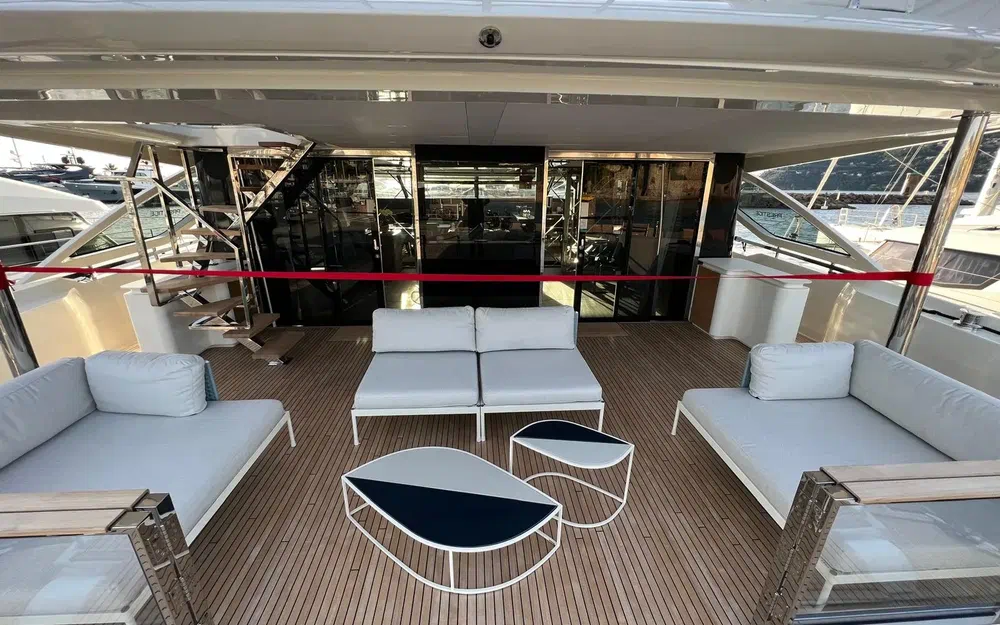 slider 9 Prestige Yachts M8