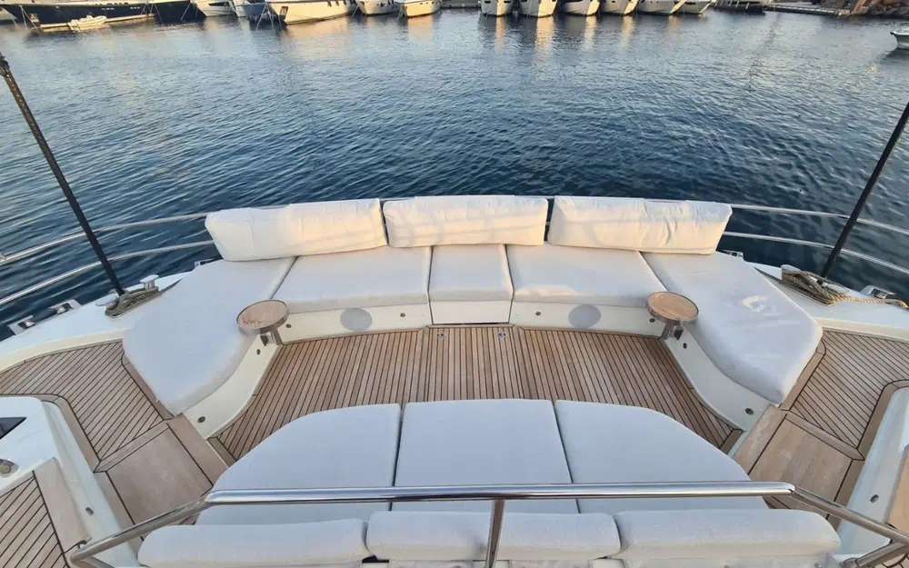 slider 10 Prestige Yachts M8