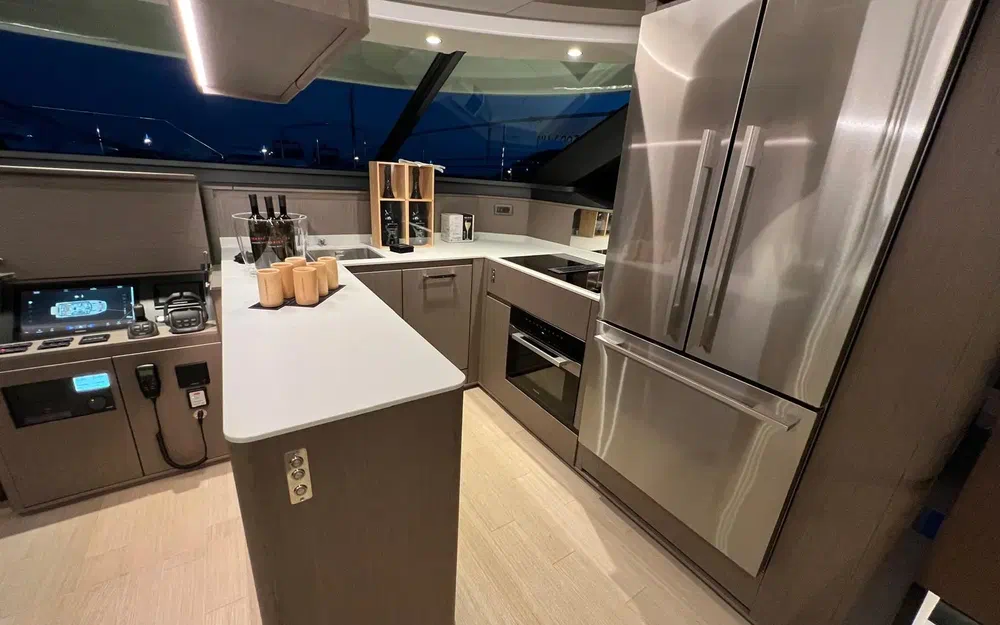 slider 14 Prestige Yachts M8