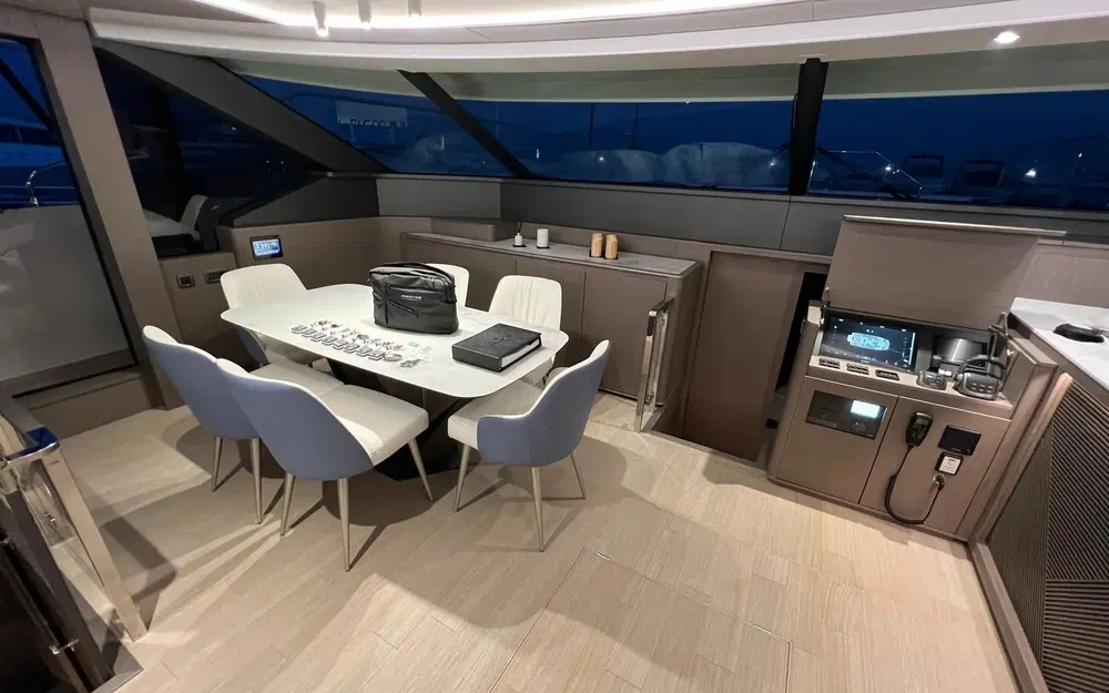 slider 15 Prestige Yachts M8