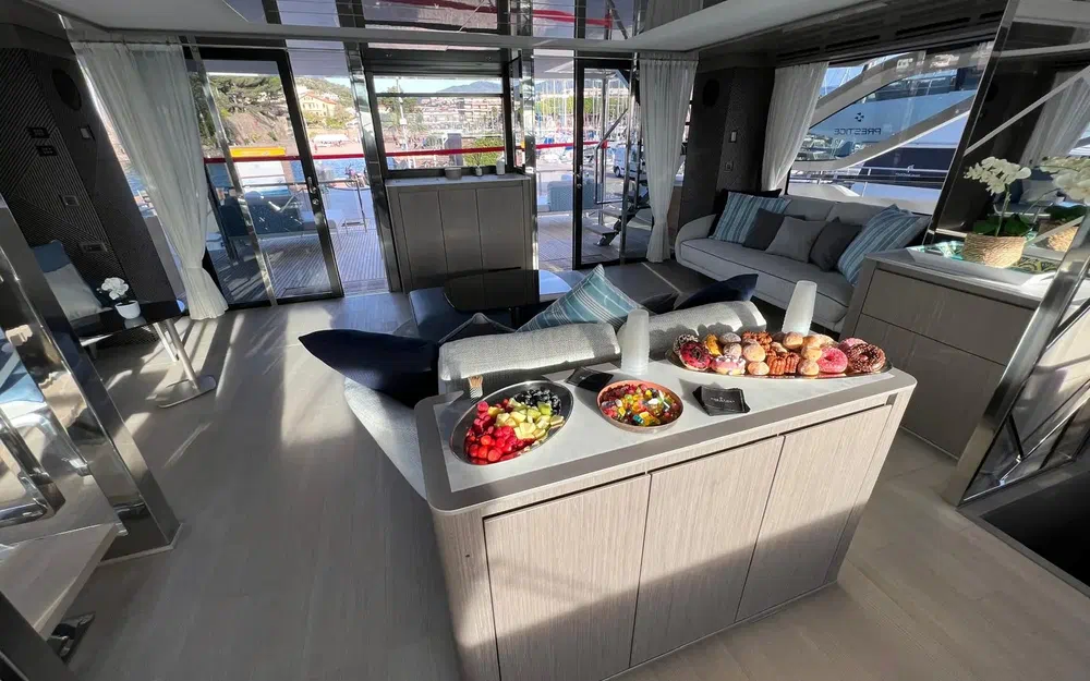 slider 17 Prestige Yachts M8