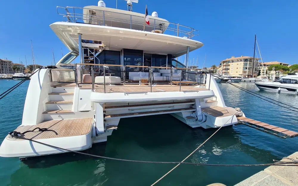 slider 1 Prestige Yachts M8