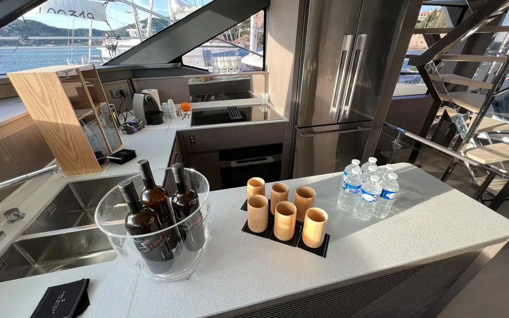 slider 19 Prestige Yachts M8