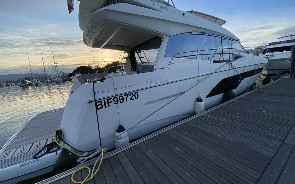 slider 0 Prestige Yachts 520 Fly