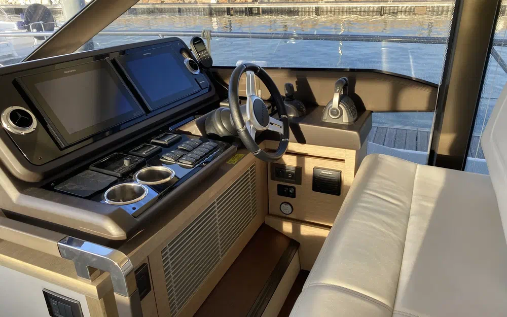 slider 14 Prestige Yachts 520 Fly