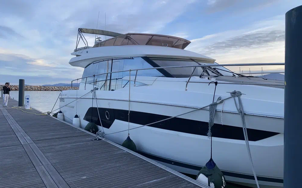 slider 1 Prestige Yachts 520 Fly