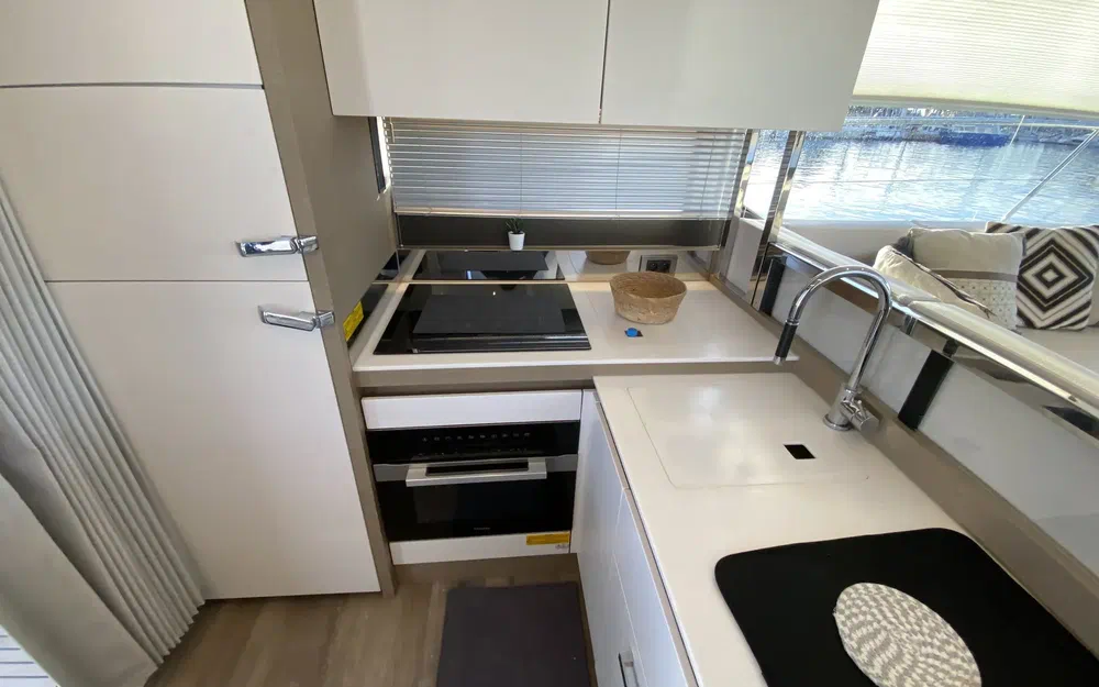 slider 4 Prestige Yachts 520 Fly