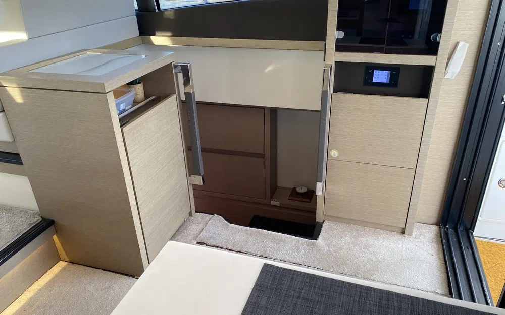 slider 5 Prestige Yachts 520 Fly