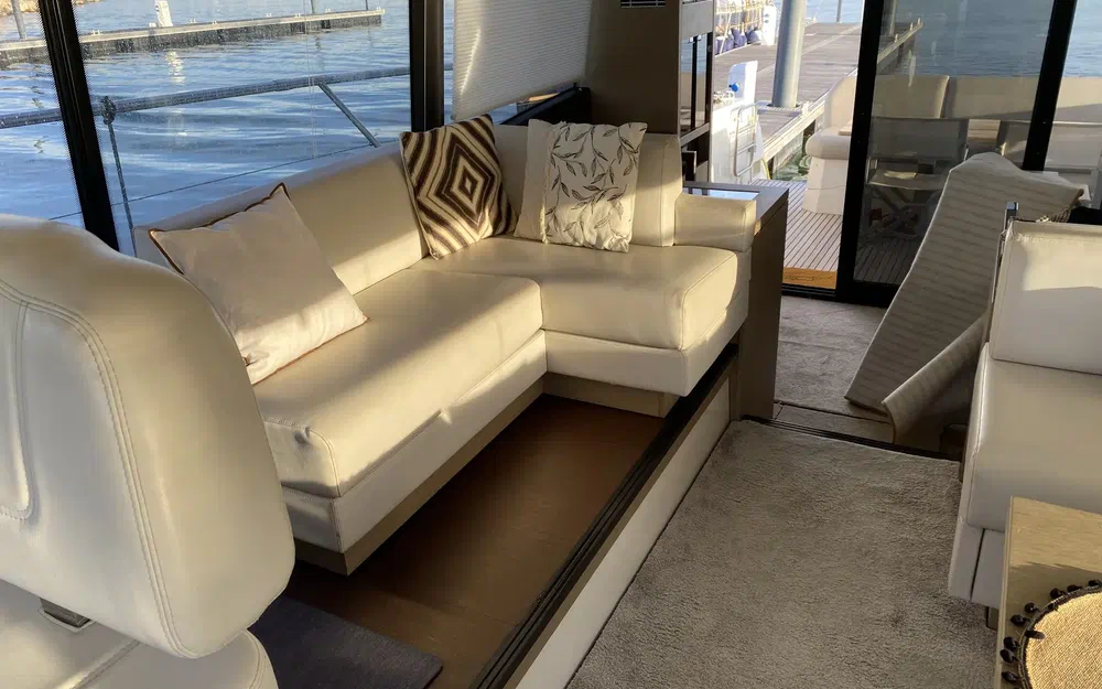 slider 6 Prestige Yachts 520 Fly