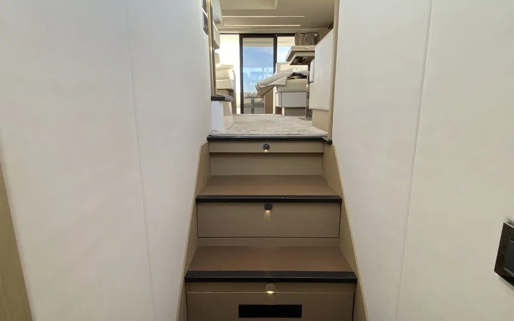 slider 8 Prestige Yachts 520 Fly