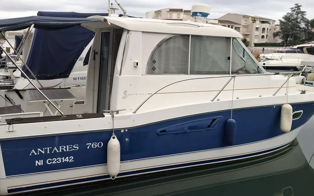 slider 1 Beneteau Antares 760 Exclusive