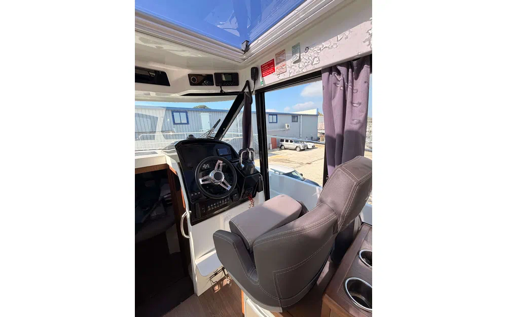 slider 4 Jeanneau Merry Fisher 895