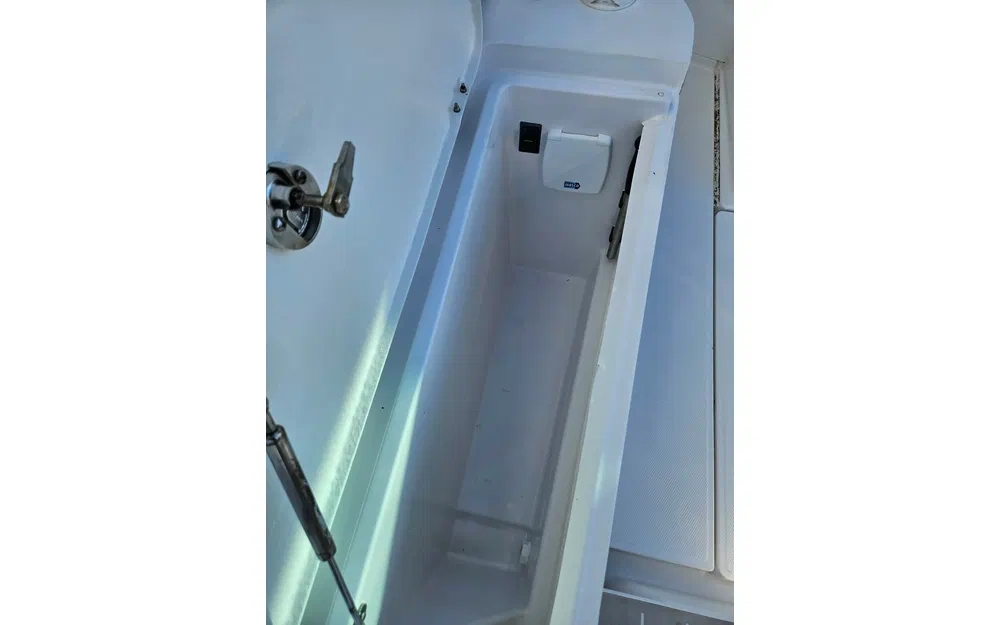 slider 11 Axopar 28 Cabin