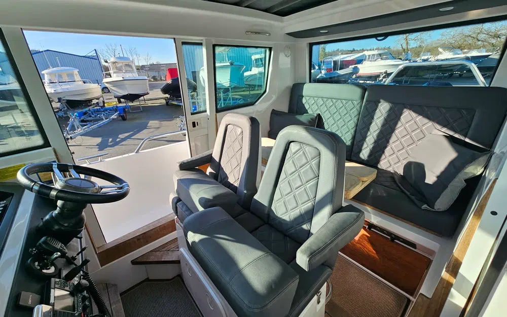 slider 14 Axopar 28 Cabin