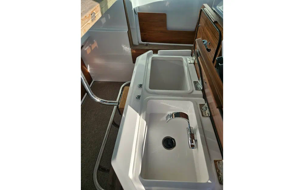 slider 18 Axopar 28 Cabin