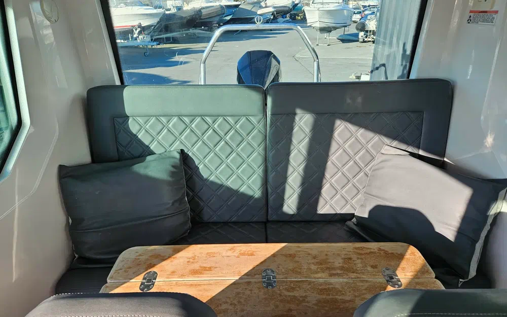 slider 19 Axopar 28 Cabin