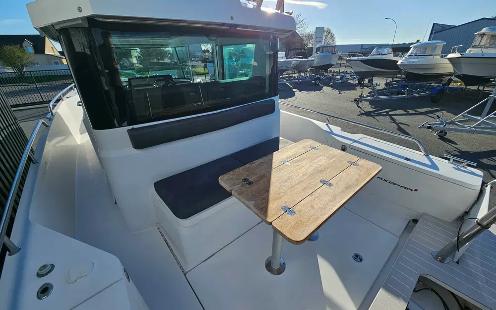 slider 1 Axopar 28 Cabin