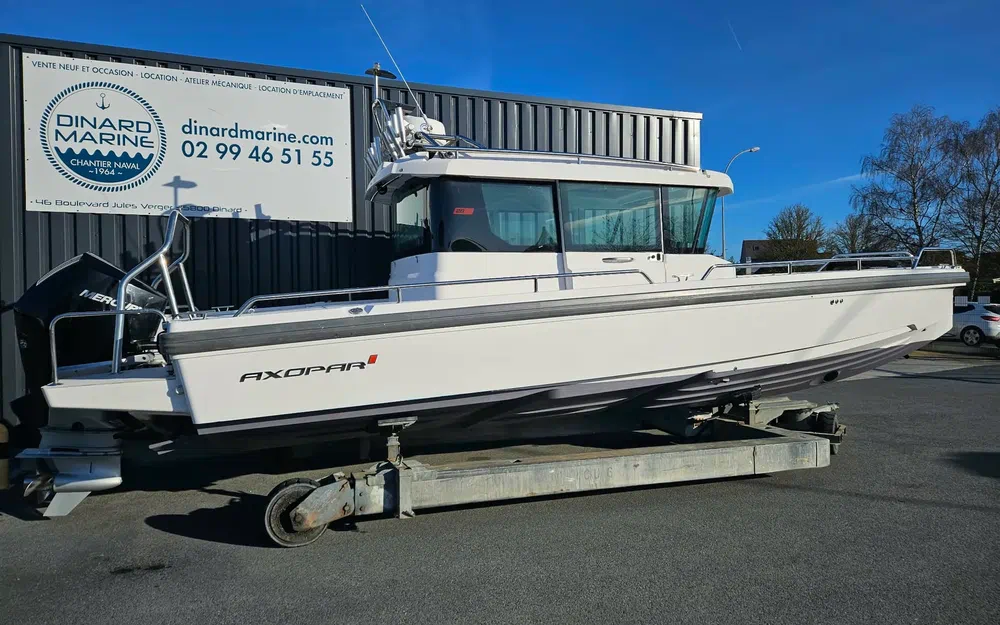 slider 0 Axopar 28 Cabin