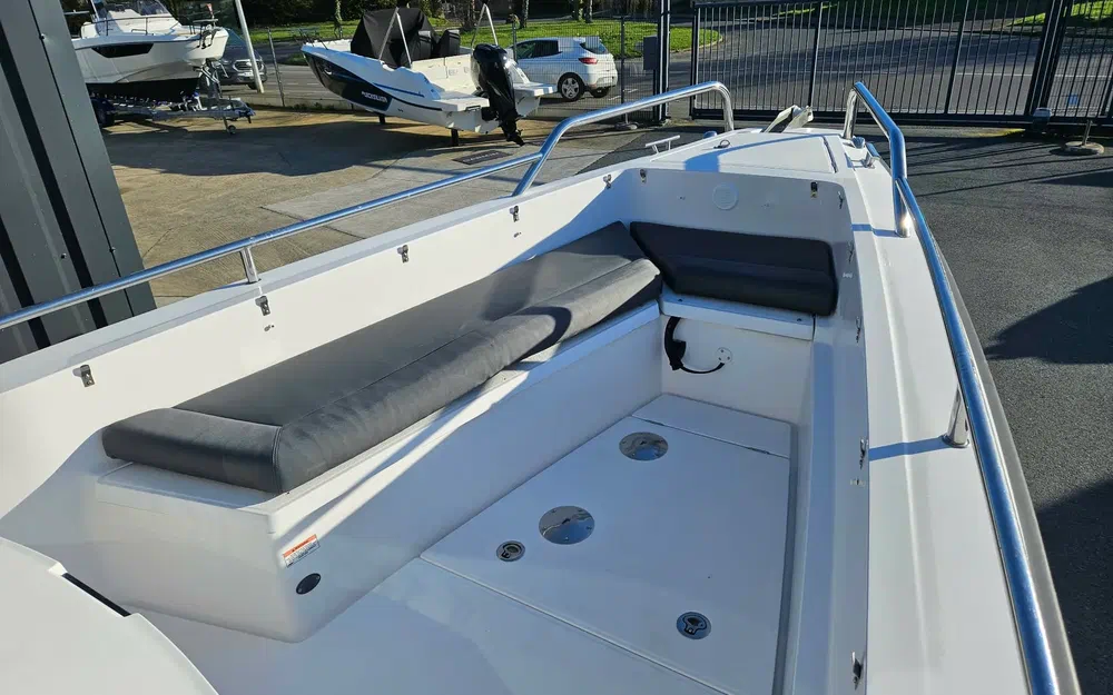 slider 6 Axopar 28 Cabin