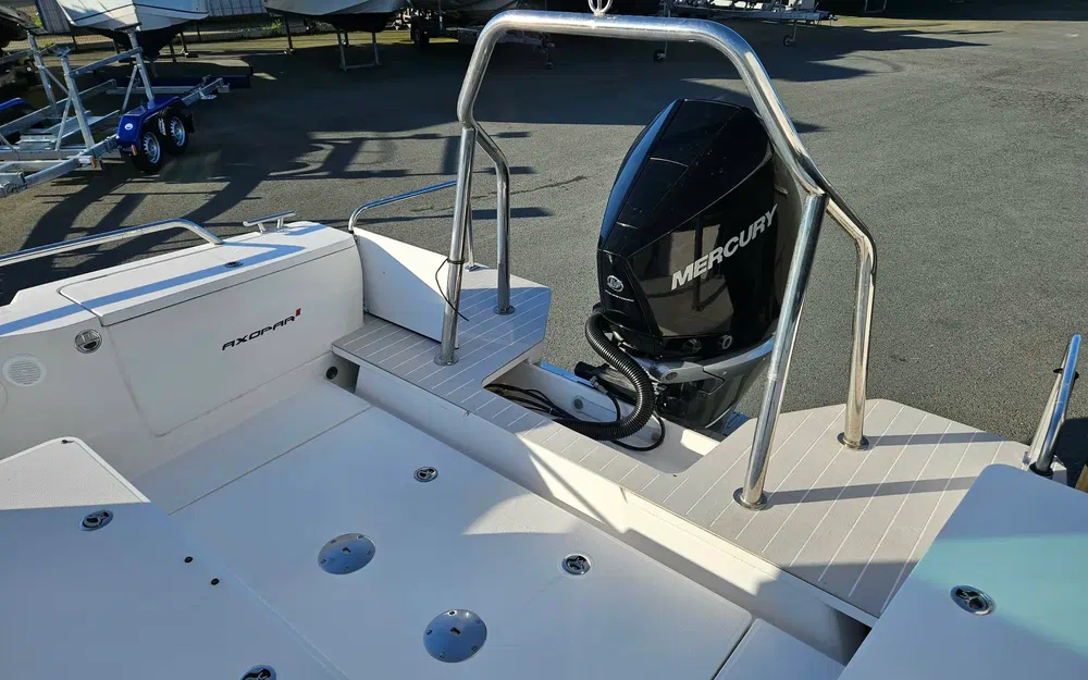 slider 8 Axopar 28 Cabin