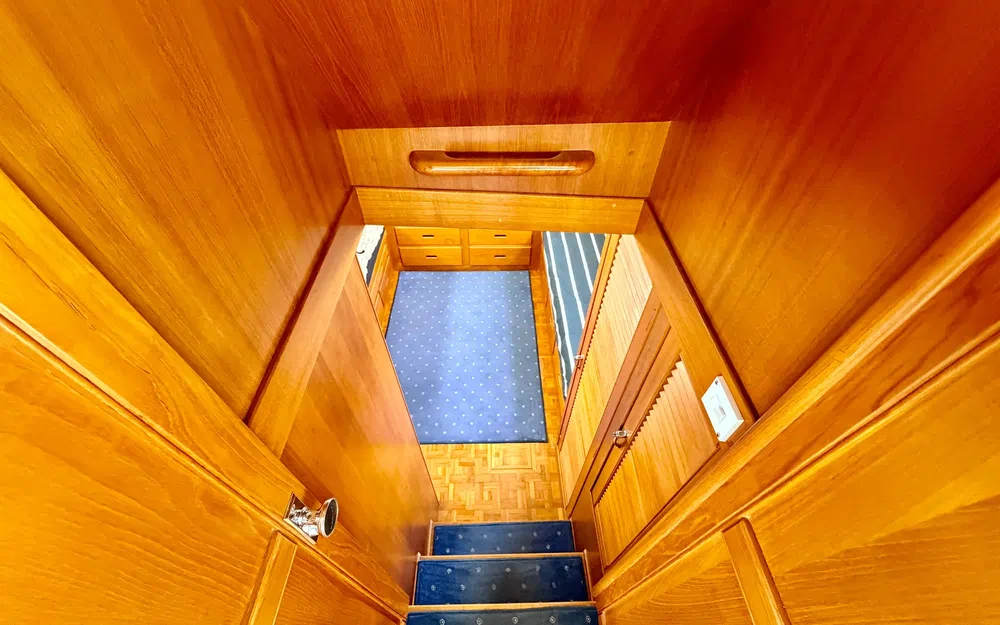 slider 21 Grand Banks 42 Classic