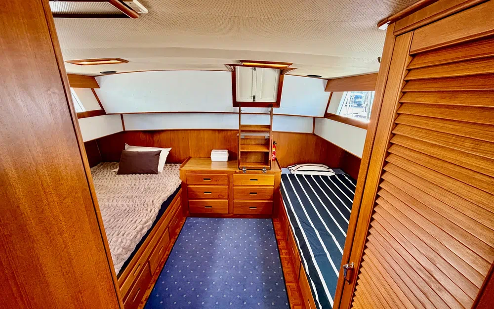 slider 22 Grand Banks 42 Classic