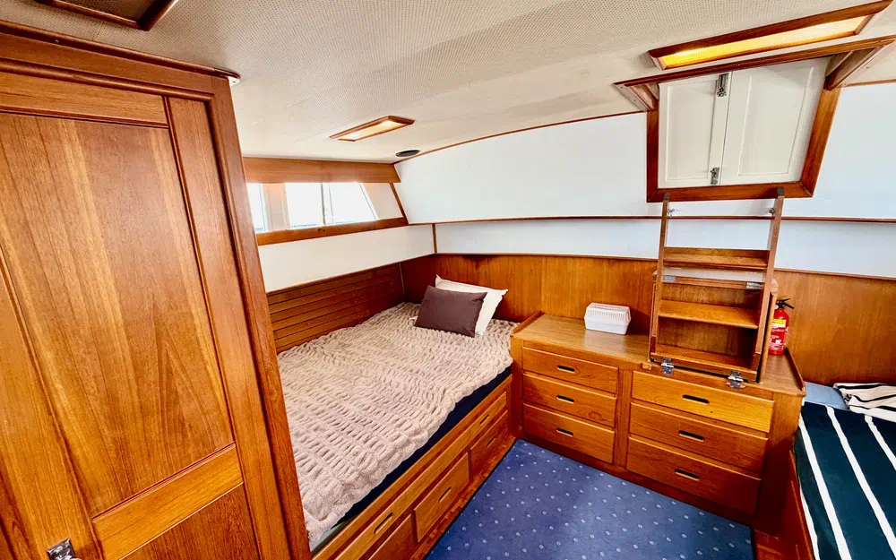 slider 24 Grand Banks 42 Classic