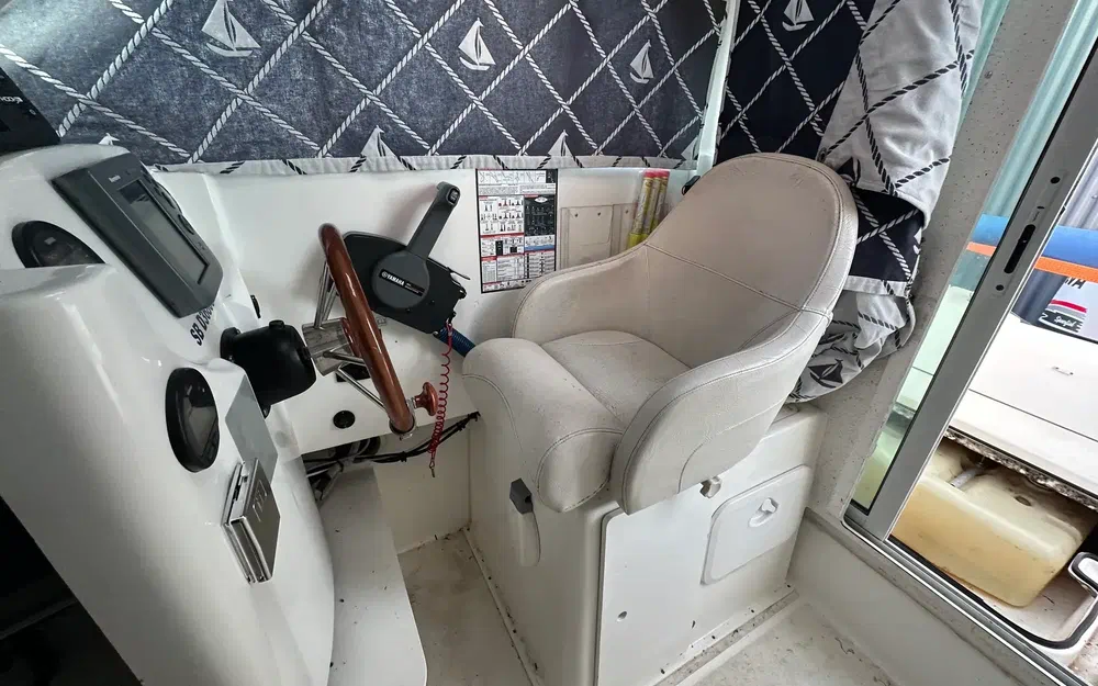 slider 12 Beneteau Antares 620 Fishing