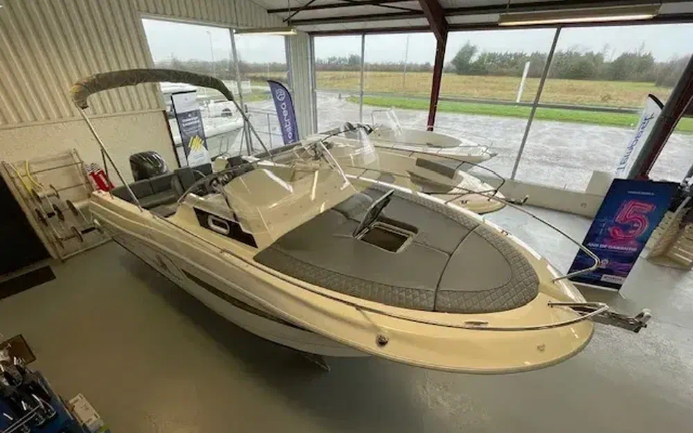 slider 1 Pacific Craft 700 SC