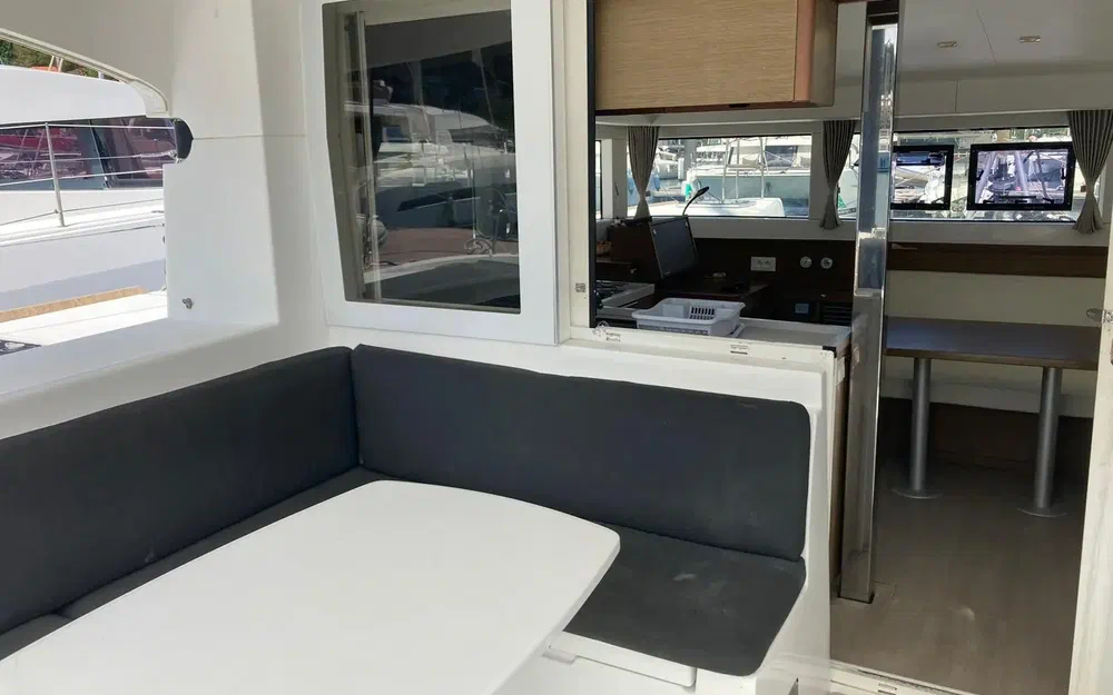 slider 22 Lagoon 40