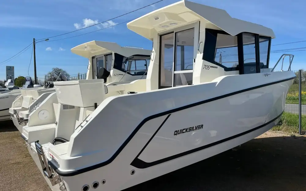 QuicksilverActiv 705 Pilothouse