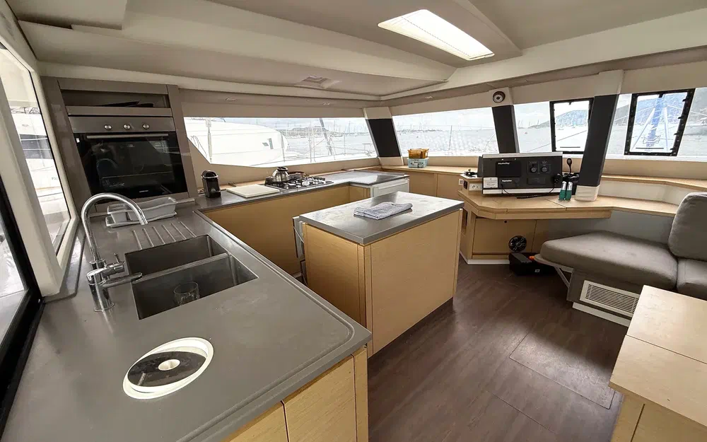 slider 25 Fountaine Pajot Saba 50