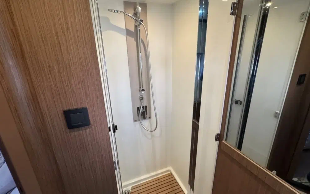 slider 13 Beneteau Monte Carlo 52