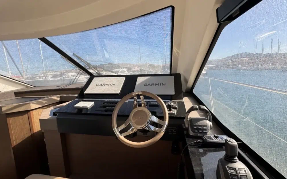 slider 8 Beneteau Monte Carlo 52