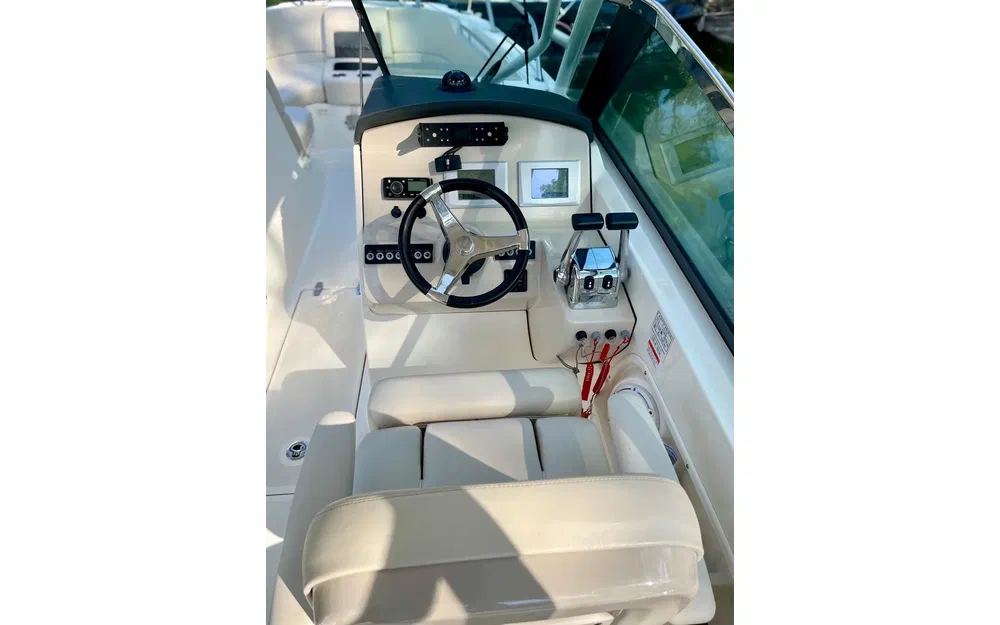 slider 6 Boston Whaler 270 Vantage