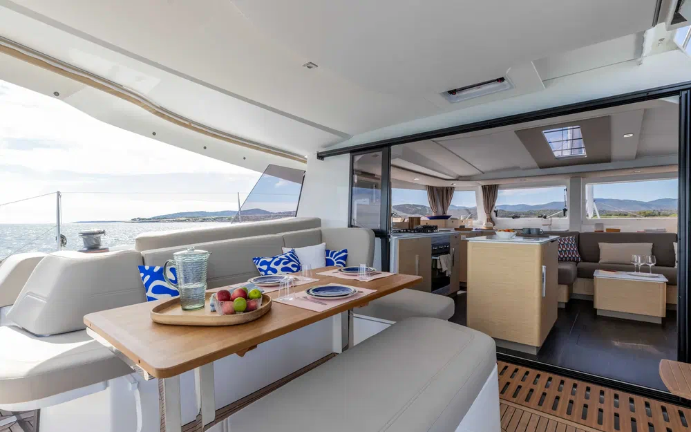 slider 10 Fountaine Pajot FP 44