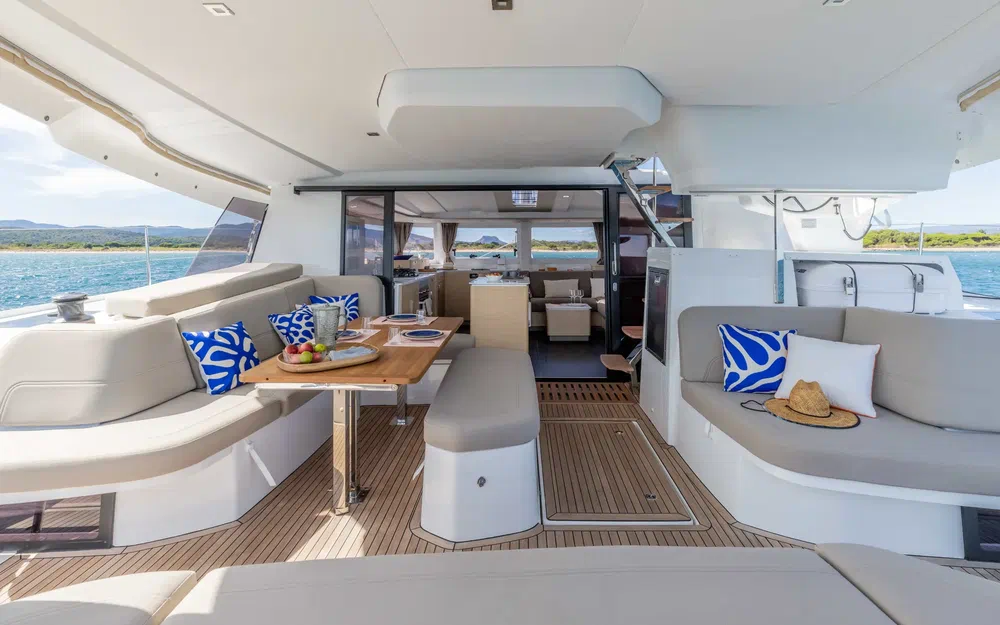 slider 11 Fountaine Pajot FP 44