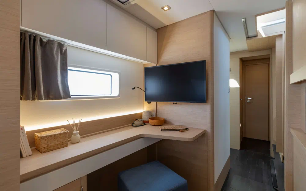 slider 23 Fountaine Pajot FP 44