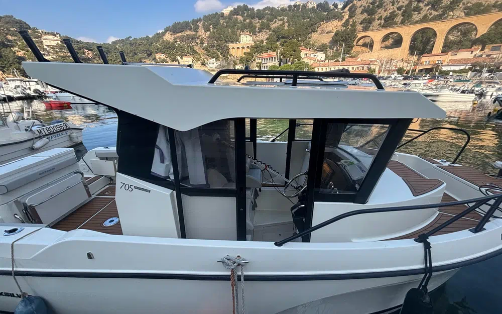 slider 3 Quicksilver Activ 705 Pilothouse