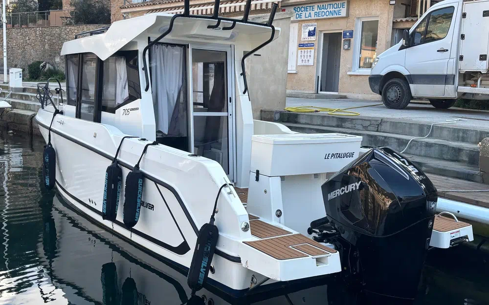 slider 1 Quicksilver Activ 705 Pilothouse