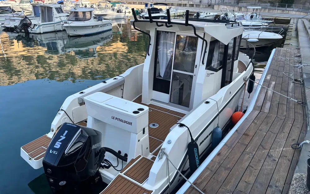 slider 2 Quicksilver Activ 705 Pilothouse